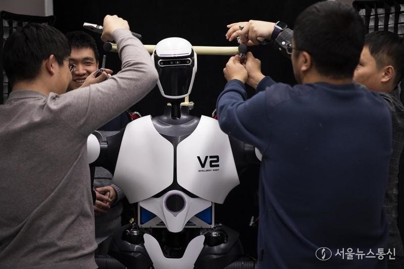 지난 1월 31일 인공지능(AI) 연구소에서 휴머노이드 로봇을 정비하는 연구원들. (사진/신화통신)