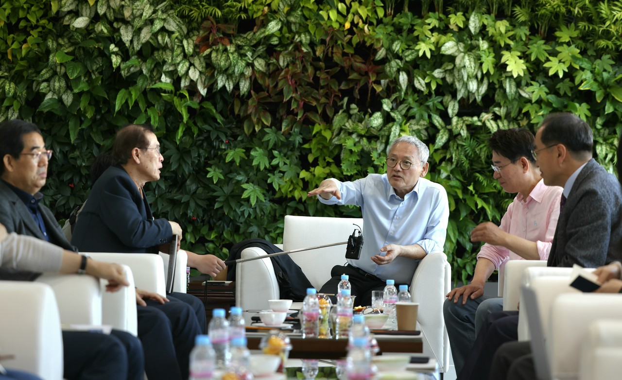 유인촌 문화체육관광부 장관이 1일 전남 순천시를 방문해 대한민국 문화도시 현장인 순천만 국가정원을 둘러본 뒤 정원지원센터에서 노관규 순청시장에게 대한민국 문화도시 계획에 대한 설명을 듣고 의견을 나누고 있다. 2024.04.01. 사진제공 문체부 © 서울뉴스통신 무단전재 및 재배포 금지