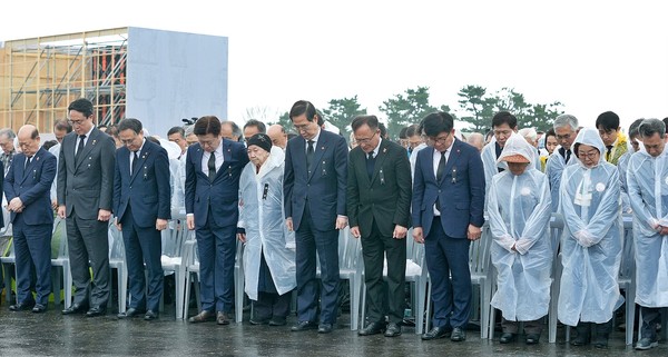 제76주년 4·3희생자 추념식이 3일 제주 4·3평화공원 위령제단·추념광장에서 유족 등 1만여 명이 참석한 가운데 거행됐다.