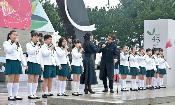 추모공연으로 성악가 김동규 씨와 한아름 씨, 도란도란 합창단의 ‘바람의 노래’로 미래세대와 함께하는 화해와 상생의 분위기 속에 이날 추념식이 마무리됐다.