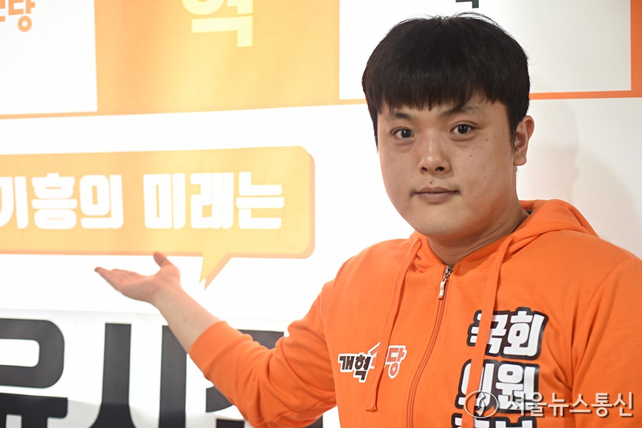 “기흥은 분절이 심한 동네다. 그동안 거대 야당 집권의 힘으로 (발전을)못한 이유가 있을 것이다. 지금 (與野)두 분께서 하신다고 하지만, 저를 포함 그분들도 이번 총선이 첫 출마다. 저는 방탄도 발목잡기도 하지 않겠다. 제가 약속한 일과 생각지 못한, 주민들이 바라시는 일을 하겠다”비가 내린 3일 오전, 용인시 기흥구 소재 개혁신당 용인을 유시진 후보를 만났다. 현장사진 이민희 기자 2024.04.04.