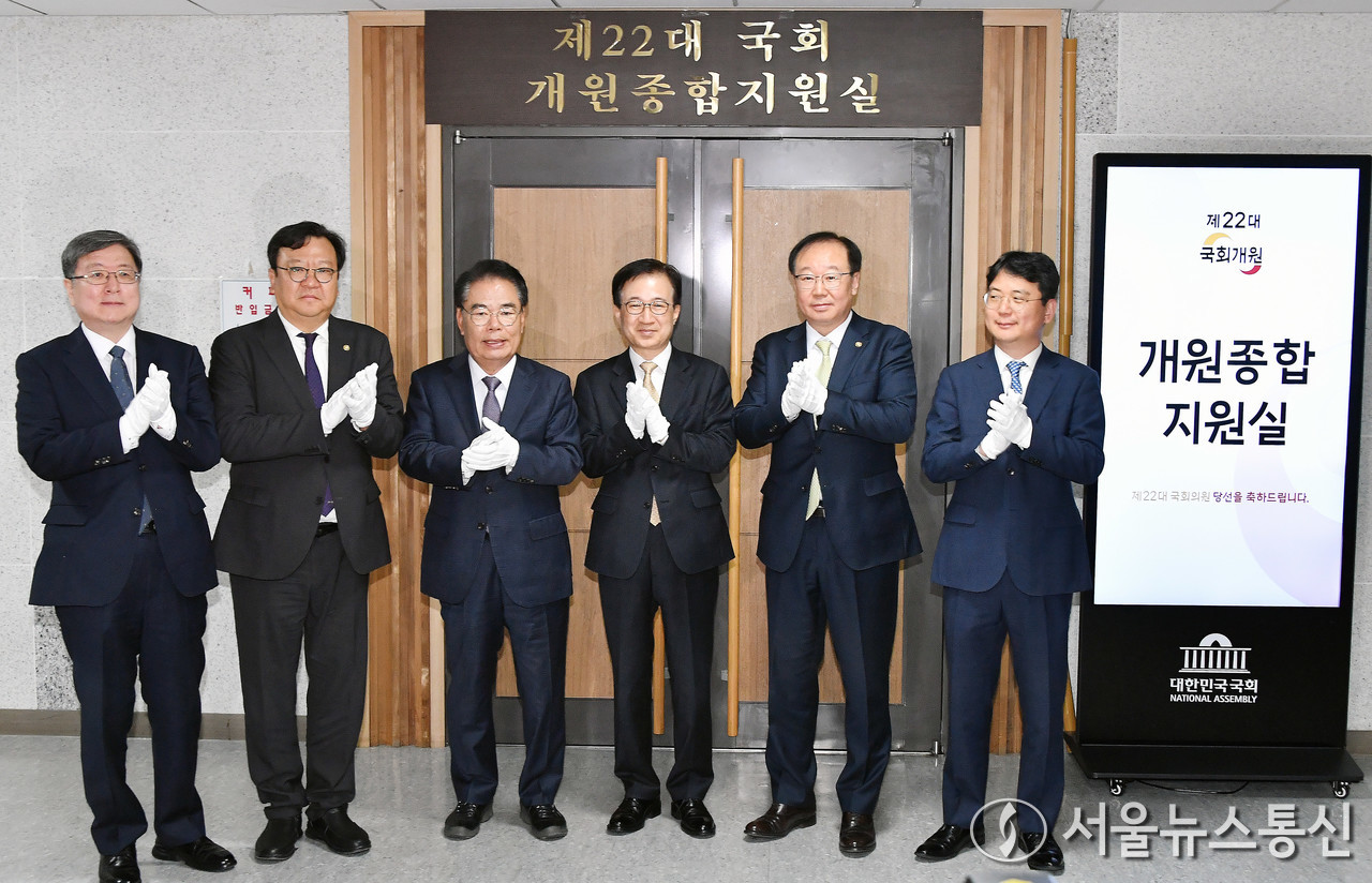 백재현 국회사무총장, 이명우 국회도서관장, 조의섭 국회예산처장 등이 8일 서울 여의도 국회 의원회관에서 제22대 국회 개원종합지원실 현판식을 하고 있다. (2024.04.08.) / 사진 = 공동취재