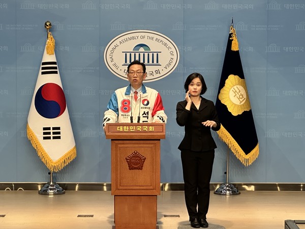 석동현 선대위원장이 8일 소통관에서 기자회견을 하고있다. /사진제공 자유통일당