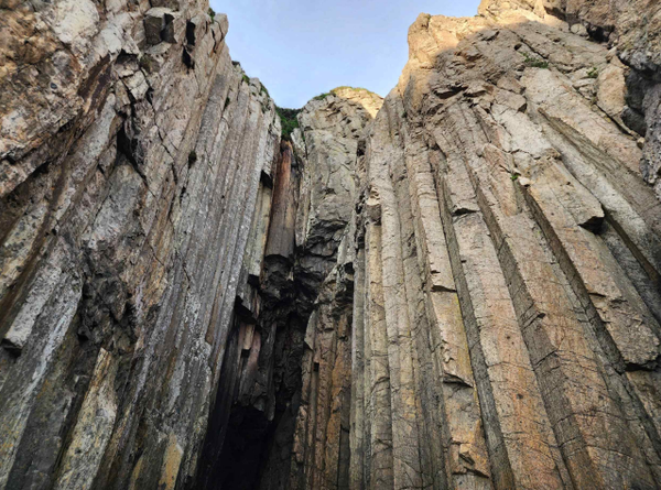 장바위산 남쪽 해안 주상절리(해식동굴) / 문화재청 제공