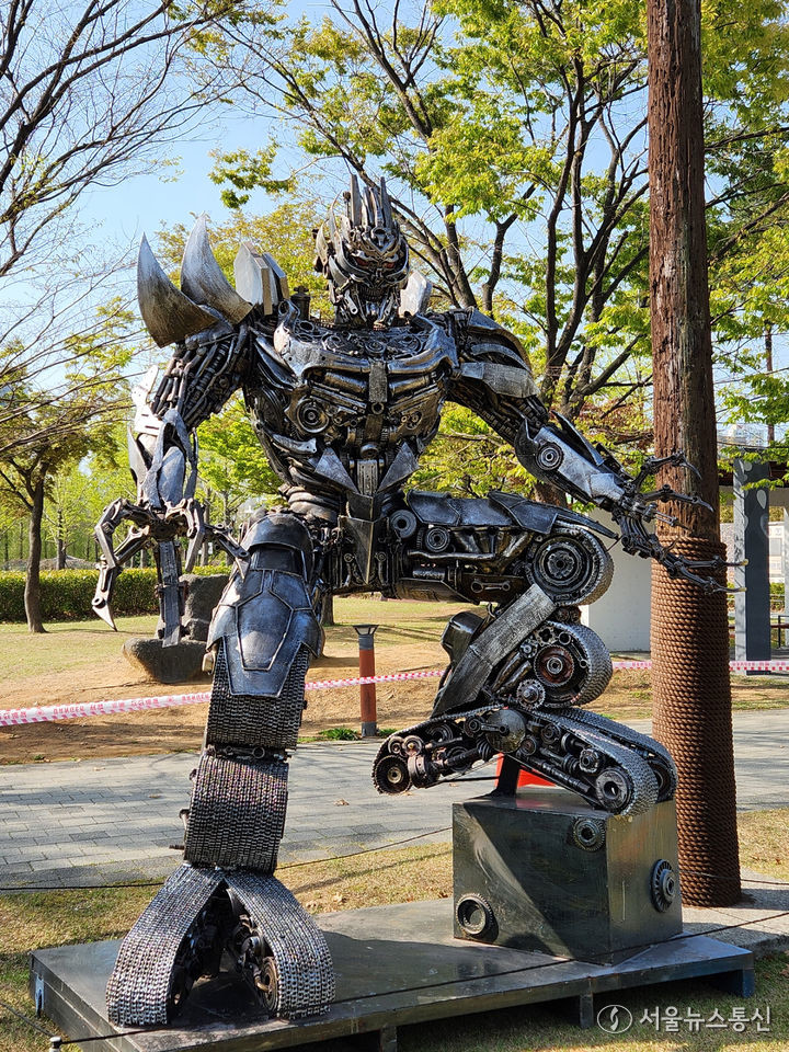 부산시민공원에 캐릭터로봇이 설치돼 있다. 부산시설공단은 오는 5월 31일까지 버려진 폐기물을 활용해 만들어진 조형물을 전시하는 '시민공원에 세계 최강 로봇이 온다' 전시회를 개최한다. (2024.04.09) / 사진 = 부산시설공단 제공