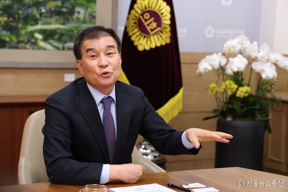 김현기 서울시의회 의장이 지난달 26일 서울시의회 본관 의장접견실에서 가진 시의회 출입기자들과의 간담회에서 의정활동에 대한 계획을 말하고 있다./ 2024.02.26. 사진 이민희 기자 nimini73@daum.net © 서울뉴스통신 무단전재 및 재배포 금지