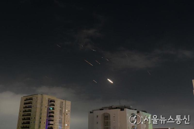 14일 새벽 이스라엘 텔아비브 상공에서 촬영한 이스라엘 방공시스템의 요격 장면. (사진/신화통신)