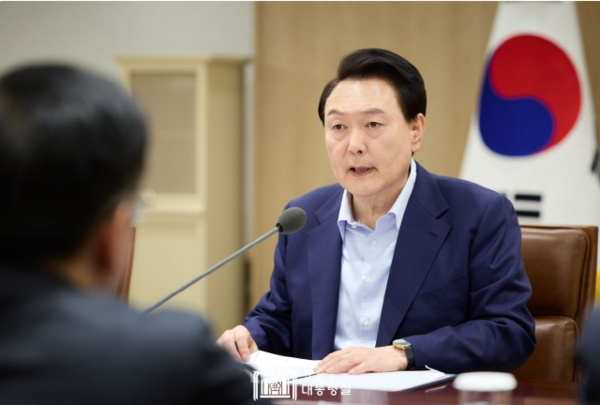 윤석열 대통령이 14일 서울 용산 대통령실 청사에서 열린 중동 사태에 따른 긴급 경제·안보 회의를 주재하고 있다. 2024.04.14./사진=대통령실 제공