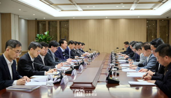 윤석열 대통령이 14일 서울 용산 대통령실 청사에서 열린 중동 사태에 따른 긴급 경제·안보 회의를 주재하고 있다. 2024.04.14./사진=대통령실 제공