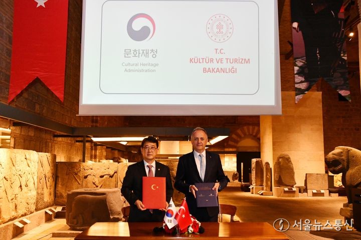 최응천(왼쪽) 문화재청장이 16일(현지시각) 튀르키예 아나톨리아 문명박물관에서 괴칸 야즈지 튀르키예 문화관광부 차관과 한국-튀르키예 간 문화유산 분야 협력 양해각서를 체결한 뒤 기념촬영 하고 있다. (2024.04.17) / 사진 = 문화재청 제공