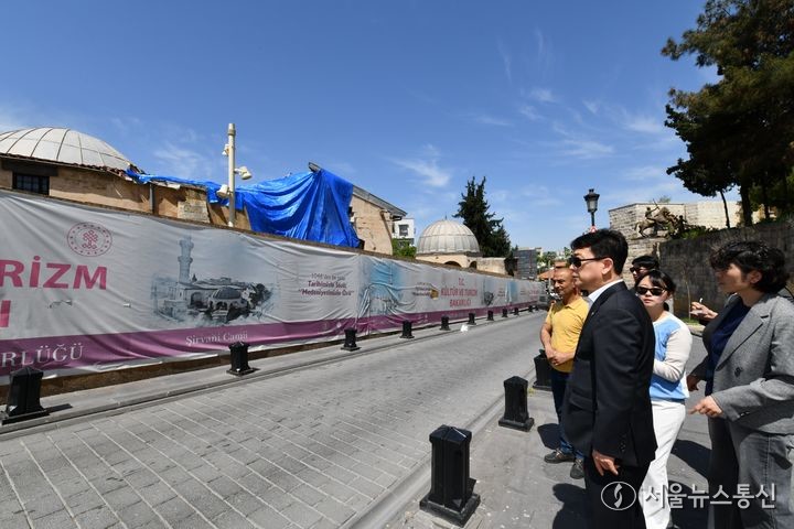 최응천 문화재청장이 17일(현지시각) 지난해 2월 지진으로 첨탑 붕괴 피해를 입었던 튀르키예 시르바니 모스크를 방문해 현장을 살펴보고 있다. (2024.04.18) / 사진 = 문화재청 제공