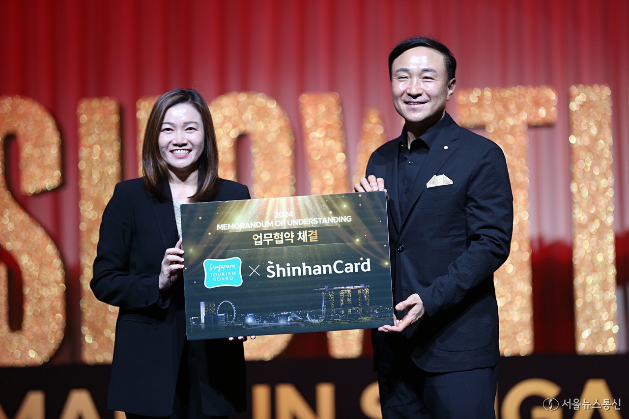 싱가포르관광청은 18일 오후 서울 새빛섬 플로팅아일랜드 컨벤션 2층에서 싱가포르관광청의 새 브랜드를 발표했다. 멜리사 오우 싱가포르관광청장은 “여행지로서의 싱가포를 보여주고 싱가포르여행에 대한 영감을 주는 이러한 다양한 협력 추진을 통해 파트너사와 인사이트를 나눌 수 있기를 기대한다”라고 밝혔다. 멜리사 오우 싱가포르관광청장(왼쪽)과 문동권 신한카드 사장(오른쪽)이 3년간의 업무협약을 맺고, 여행관련 프로모션 및 데이터 기반 공동 브랜딩과 마케팅을 진행한다. 2024.04.19. 현장사진 신현성 기자