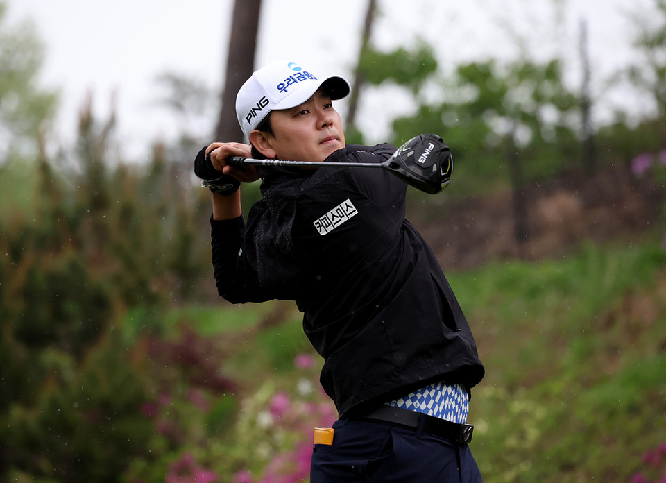 국내 2승의 이정환(우리금융그룹, 33)이 ‘KPGA 파운더스컵with 한맥CC’ 대회 3라운드 12번홀에서 샷이글을 만들어 냈다. 이정환은 12번홀 파4에서 웨지로 친 볼이 그대로 홀컵을 향해 빨려 들어갔다. 이정환은 이 샷으로 박성준 박은신 고군택에 이어 단독 4위로 치고 올라갔다. 2024.04.20. 사진제공 KPGA