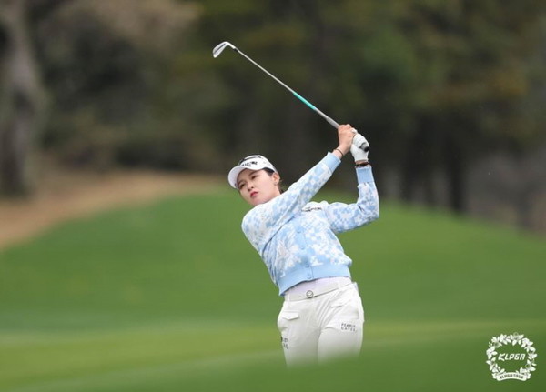 4일 제주 서귀포 테디밸리 골프앤리조트에서 열린 두산 We've 챔피언십 1라운드 10번홀에서 박현경이 아이언샷을 하고 있다. 2024.04.04. /사진=KLPGT 제공