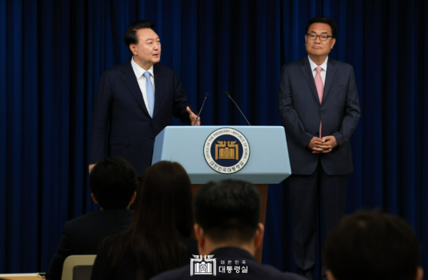 윤석열 대통령이 22일 오전 용산 대통령실에서 정진석 신임 비서실장 임명을 발표하고 있다. 2024.4.22/사진=대통령실 캡처