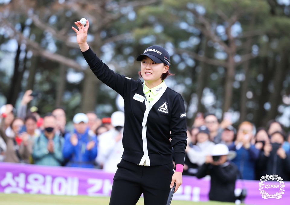 최은우 넥센세인트나인 마스터즈2024 FR 우승 확정후 갤러리에게 인사 / KLPGA