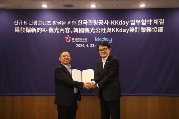 업무협약식에 참석한 한국관광공사 유진호 관광콘텐츠전략본부장(오른쪽)과 KKday 첸밍밍 CEO(왼쪽) / 사진제공 한국관광공사