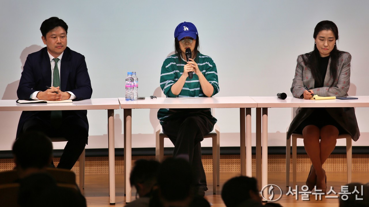 민희진 어도어 대표가 25일 오후 서울 강남구 한국컨퍼런스센터에서 열린 긴급 기자회견에서 입장을 밝히고 있다. 하이브는 22일 민희진 대표 등이 경영권 탈취 시도를 했다며 전격 감사에 착수한 것으로 알려졌다. 민 대표는 하이브의 또 다른 산하 레이블인 빌리프랩의 걸그룹 아일릿이 뉴진스를 카피했다는 공식입장으로 맞받아쳤다. (2024.04.25.) / 사진 = 서울뉴스통신 이성현 기자