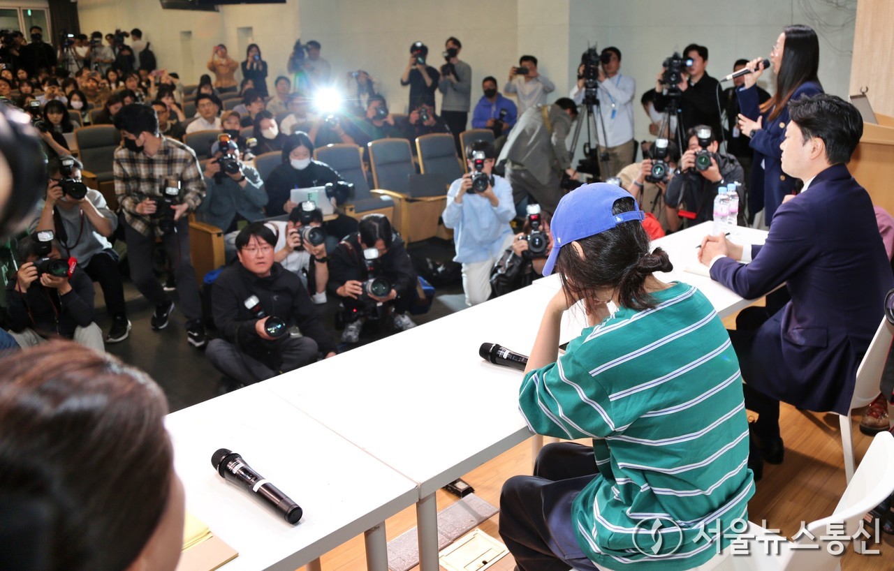 그룹 뉴진스의 소속사 어도어 민희진 대표가 25일 서울 서초구 한국컨퍼런스센터에서 하이브 경영권 탈취 시도와 관련한 배임 의혹에 긴급기자회견을 열었다. 민 대표가 많은 플래시 세례에 고개를 숙이고 있다. (2024.04.25.) / 사진 = 서울뉴스통신 이성현 기자