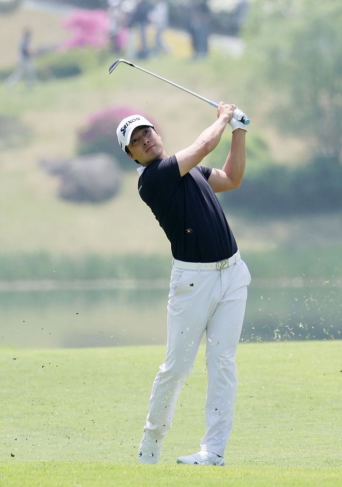 27일 경기도 여주 페럼클럽에서 열린 한국프로골프투어(KPGA) 2024 우리금융챔피언십 3라운드에서 임예택이 1번홀 세컨샷을 아이언으로 구사하고 있다. 사진제공 KPGA