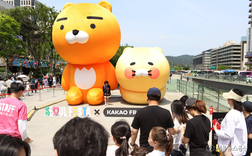 ‘서울페스타 2024’가 시작된 1일 서울 중구 서울광장과 종로구 광화문 광장에서 시민들이 행사장을 둘러보고 체험활동을 하고 있다. 서울시와 서울관광재단이 주최한 서울페스타는 서울만의 다양한 매력을 여러 형태로 경험할 수 있는 ‘관광‧문화 참여형’ 축제로 서울광장과 광화문광장, 노을공원, 명동, 한강공원 등 서울의 매력이 있는 전역에서 6일까지 진행된다. 2024.05.01. 사진 신현성 기자 저작권자 © 서울뉴스통신 무단전재 및 재배포 금지