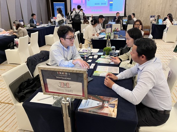 (사진1) 2024 호치민 서울관광설명회 1부 B2B 트래블마트에서 열띈 상담을 펼치는 셀러와 바이어