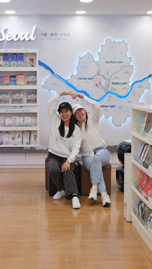 가족여행으로 서울을 방문한 관광객들이 명동관광정보센터에서 ‘서울 마이 소울’ 브랜드 사진 촬영 후 이벤트 참여 인증을 하고 있다.