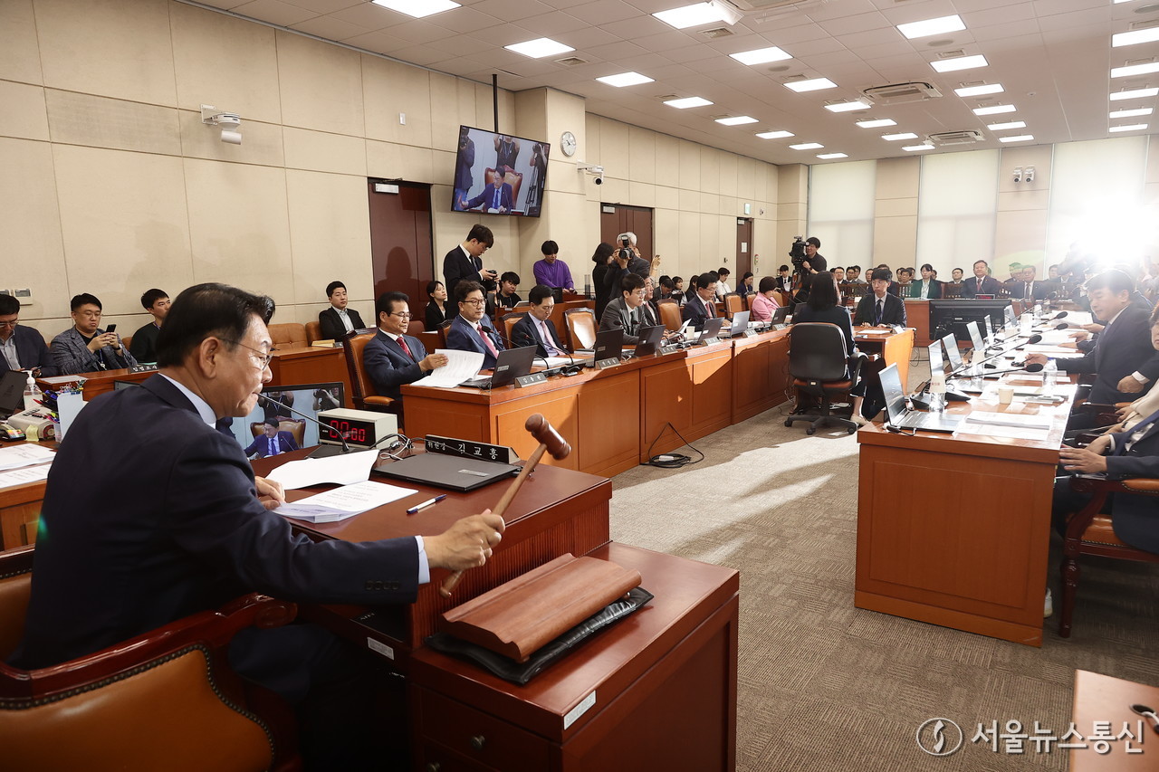 김교흥 국회 행정안전위원회 위원장이 2일 오전 10.29 이태원참사 피해자 권리보장과 진상규명 및 재발 방지를 위한 특별법안 등을 처리하는 국회 행정안전위원회 전체 회의에서 의사봉을 두드리고 있다. 2024.5.2/서울뉴스통신 신현성 기자 snakorea.rc@gmail.com