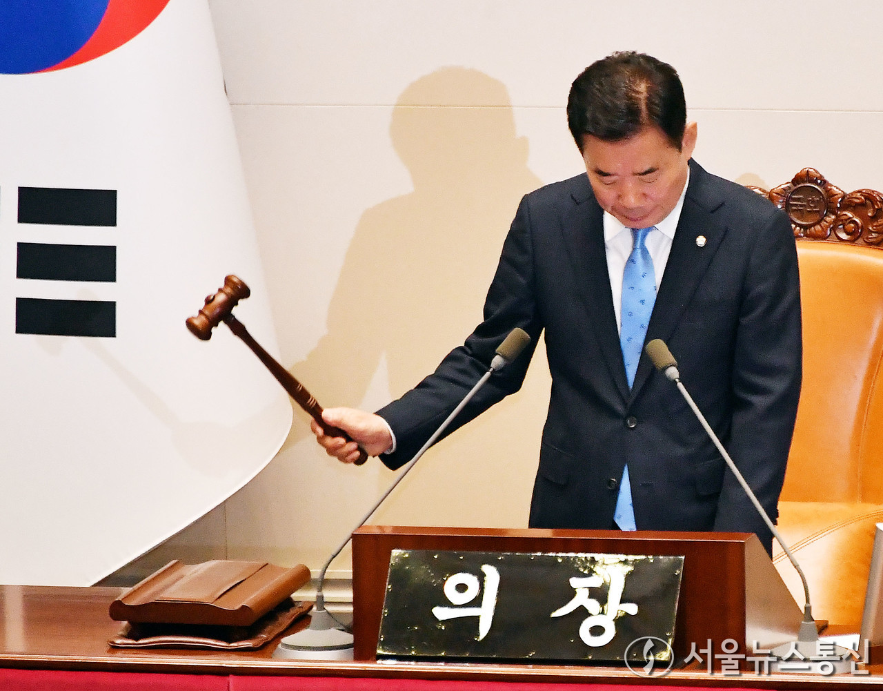 김진표 국회의장이 2일 오후 서울 여의도 국회에서 열린 제414회 국회(임시회) 제1차 본회의에서 10·29 이태원참사 피해자 권리보장과 진상규명 및 재발방지를 위한 특별법안 가결을 선언하고 있다. (2024.05.02.) / 사진 = 서울뉴스통신 신현성 기자