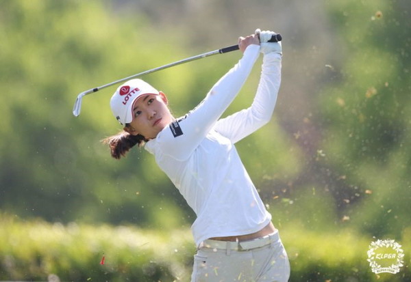 3일 경남 구미 골프존카운티 선산에서 열린 제10회 교촌 1991 레이디스오픈 1라운드 13번홀에서 황유민이 아이언티샷을 하고 있다. 2024.05.03./사진=KLPGT 제공