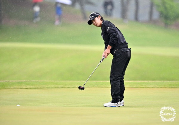 5일 경남 구미시 골프존카운티 선산에서 열린 한국여자프로골프(KLPGA) 투어 교촌 1991 레이디스오픈 최종 라운드에서 박지영이 1번홀 퍼팅을 하고 있다. 2024.05.05. /사진=KLPGT 제공