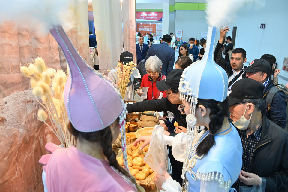 제39회 서울국제관광전(SITF 2024)이 오는 9일~12일까지 4일간, 서울 코엑스 A홀에서 열린다. 주최사인 코트파는 제3회 ‘2024 세계관광산업컨퍼런스’도 동시에 개최한다고 7일 밝혔다. 이번 국제관광전은 필리핀, 태국, 베트남 등 7개국 관광 장관이 참석하며, 40여 개국 400여 기관‧단체 총 500 부스의 규모로 치러진다. 사진제공 코트파 