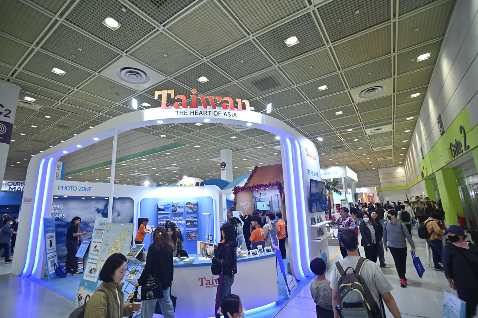 제39회 서울국제관광전(SITF 2024)이 오는 9일~12일까지 4일간, 서울 코엑스 A홀에서 열린다. 주최사인 코트파는 제3회 ‘2024 세계관광산업컨퍼런스’도 동시에 개최한다고 7일 밝혔다. 이번 국제관광전은 필리핀, 태국, 베트남 등 7개국 관광 장관이 참석하며, 40여 개국 400여 기관‧단체 총 500 부스의 규모로 치러진다. 사진제공 코트파 