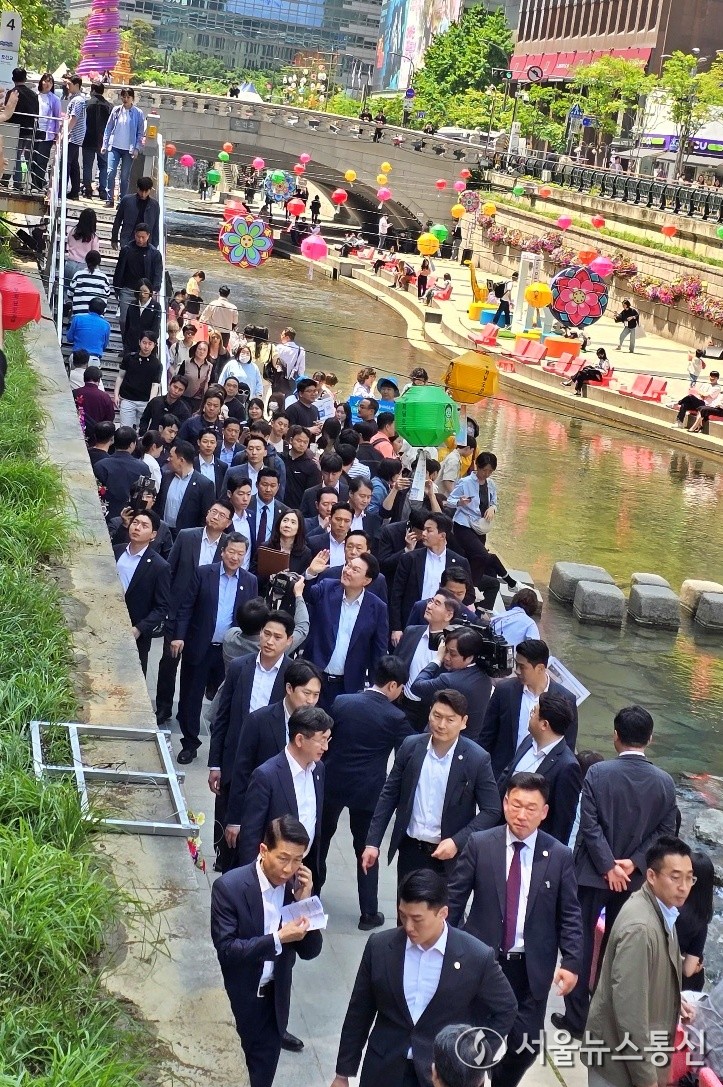 윤석열 대통령이 10일 오후 수행원들과 함께 서울 청계천 산책로를 걸으며 시민들과 인사하고 있다. (2024.05.10.) / 사진 = 서울뉴스통신 이민희 기자 
