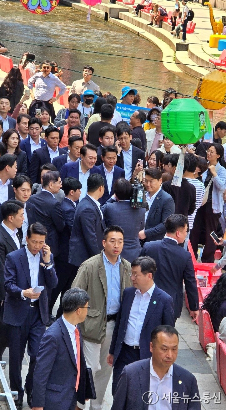 윤석열 대통령이 10일 오후 수행원들과 함께 서울 청계천 산책로를 걸으며 시민들과 인사하고 있다. (2024.05.10.) / 사진 = 서울뉴스통신 이민희 기자