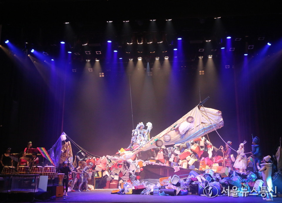 국악락밴드 노킹의 ‘soONE' 이 개막공연 / 사진 = 한국소극장협회 제공