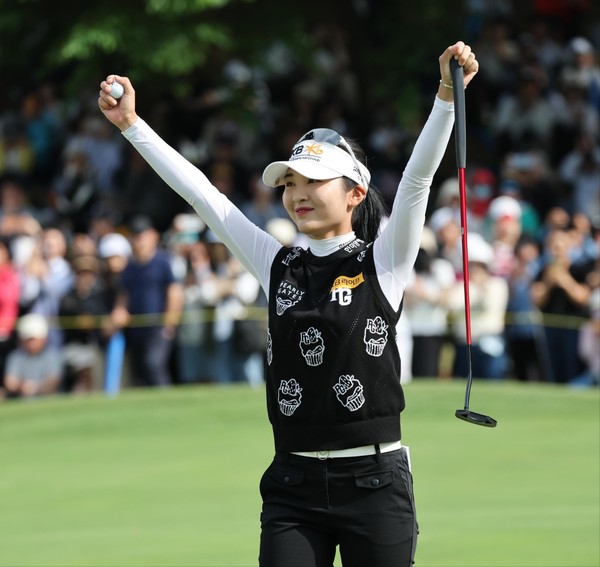 이예원이 12일 한국여자프로골프(KLPGA)투어 NH투자증권 레이디스 챔피언십 정상에 오르며 시즌 두 번째 우승을 차지한 뒤 기뻐하고 있다. 2024.5.12/서울뉴스통신 이민희 기자  snakorea.rc@gmail.com 