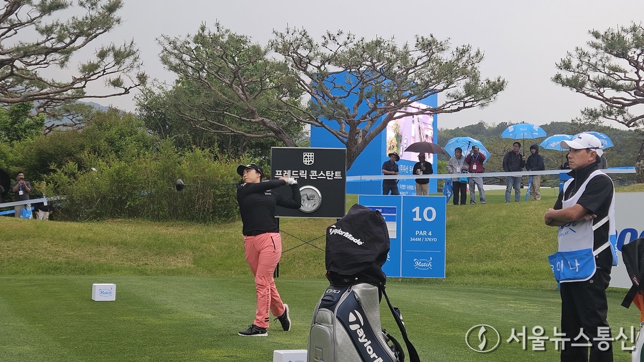  15일 강원도 춘천시 라데나 골프클럽(파72)에서 펼쳐진 KLPGA 투어 유일의 매치플레이인 두산 매치플레이(총상금 9억원·우승상금 2억2500만원)대회에서 윤이나(21,하이트진로)가 김수지(28,동부건설)와 10번 홀을 지나가며 3UP 상황이다. 현재 강원도 춘천 라데나GC에는 비가 내리고 있다. 박주영과 이동은의 맞대결에서는 박주영이 이기며 승점을 가져갔다. 박보겸은 송가은을 누르고 승점을 획득했다. 2024.05.15. 사진 이민희 기자 nimini73@daaum.net © 서울뉴스통신 무단전재 및 재배포 금지