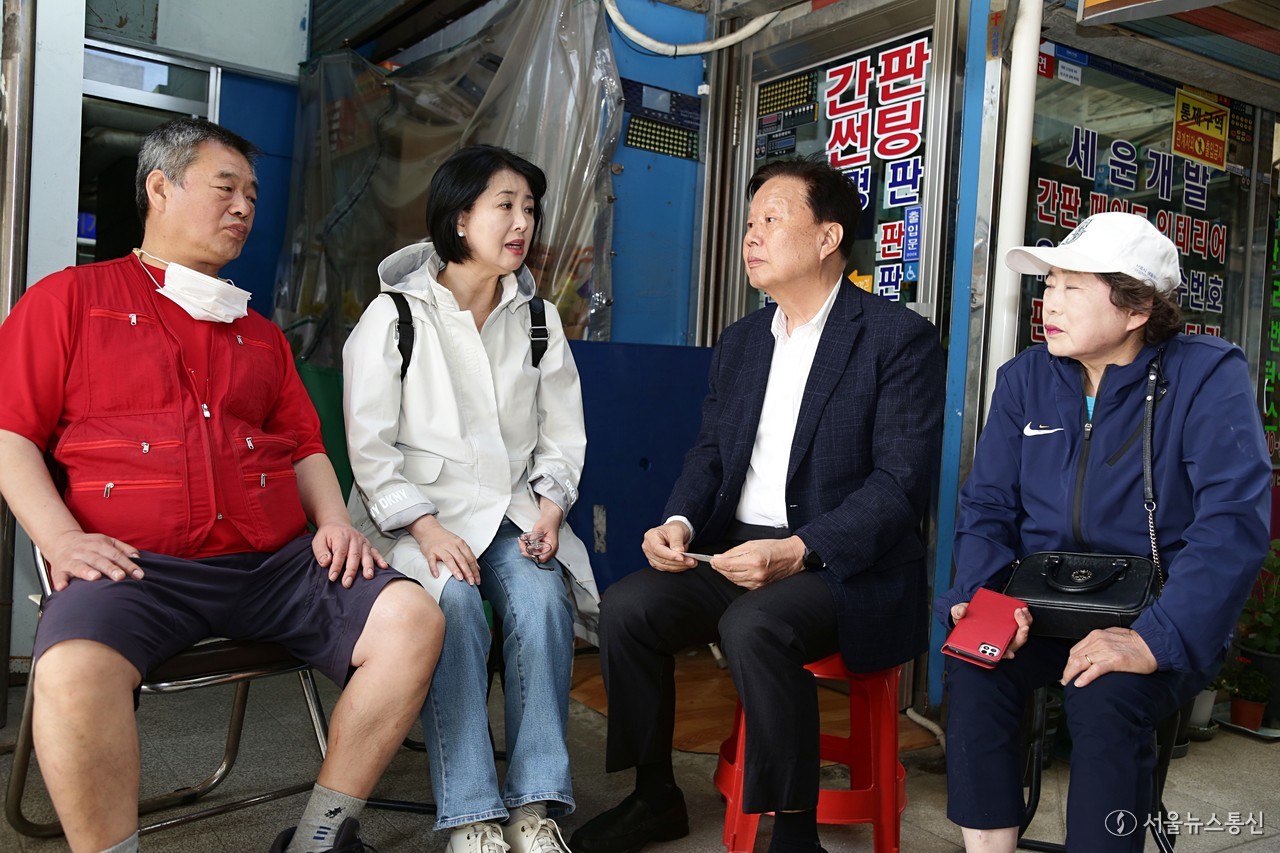 서울시의회 옥재은 시의원(중구2·국민의힘)이 지난 14일 1968년 준공된 세운지구(세운재정비촉진지구)를 찾아 언제 안전사고가 벌어질지 불안한 상황에서 생계를 이어가는 상인들을 위해서 재개발·재건축에 속도를 내겠다고 입주민들과 말하고 있다. 이날 옥 의원은 “세운지구가 서울의 뉴욕 센트럴파크가 되도록 노력하겠다”고 밝혔다. 2024.05.14. 사진 신현성 기자 © 서울뉴스통신 무단전재 및 재배포 금지