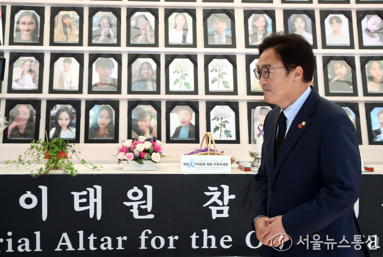 22대 전반기 국회의장 후보로 선출된 우원식 더불어민주당 의원이 17일 오전 서울시청 앞에 설치된 이태원참사 희생자 합동분향소를 방문해 고인들을 기리고 있다. (2024.05.17.) / 사진 = 공동취재 