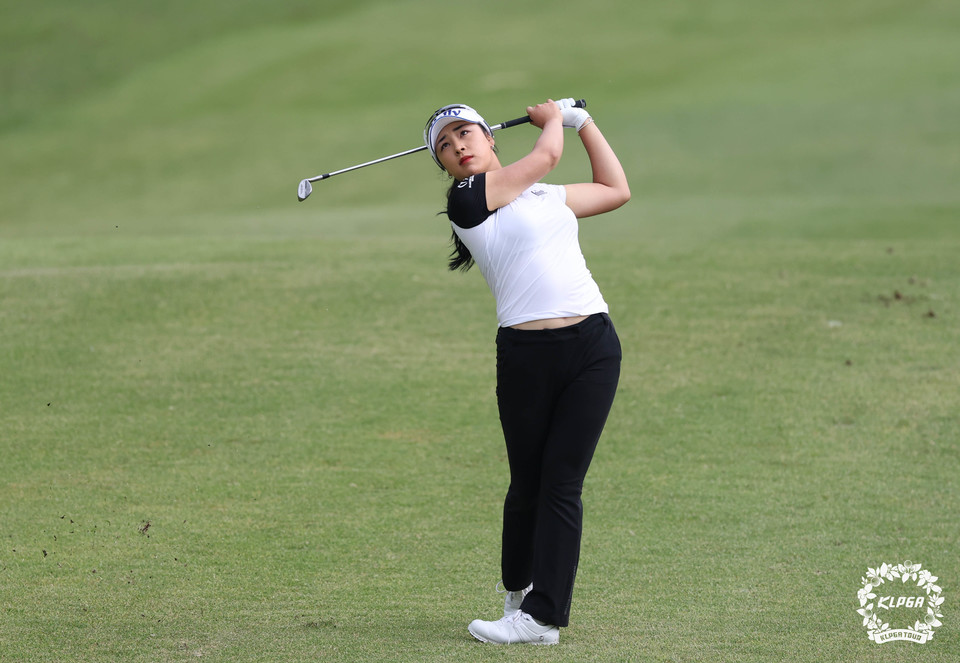 윤이나 2024 두산메치플레이 16강전 2번홀 아이언샷