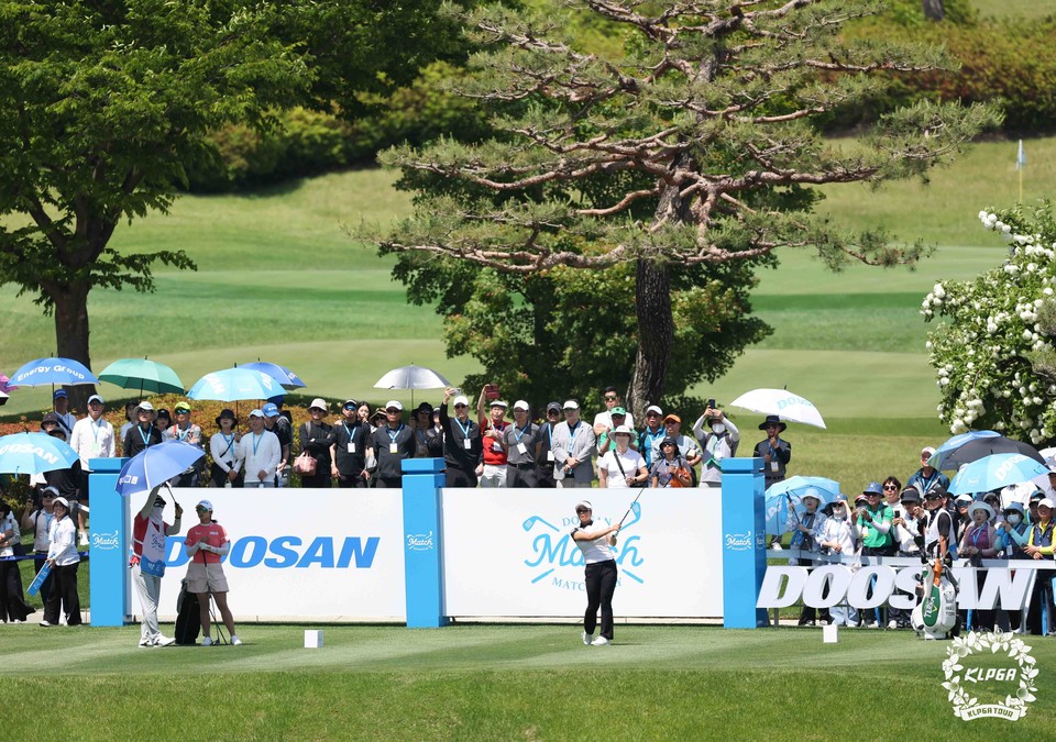 윤이나와 갤러리 2024 두산메치플레이 8강전 1번홀