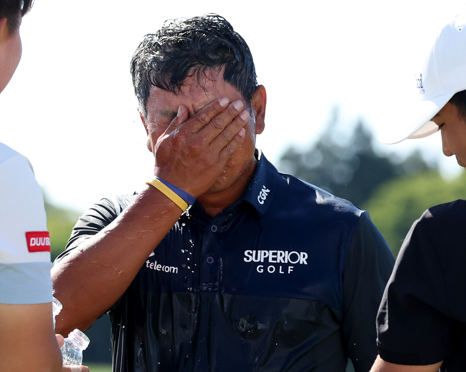 '탱크' 최경주가 한국프로골프(KPGA) 투어 SK텔레콤 오픈에서 감격의 우승을 차지했다. 최경주가 감격에 울고 있다. (사진제공)KPGA