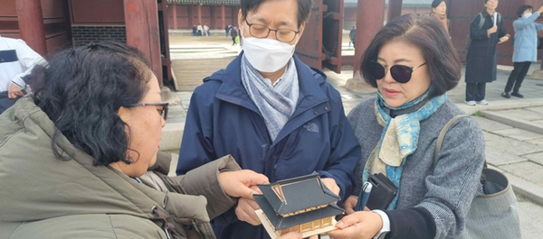 2023년 촉각 교보재 체험하는 현장영상해설 관람객들 / 사진 = 국가유산청 제공