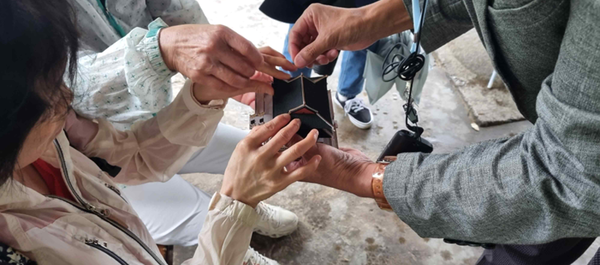 2023년 촉각 교보재 체험하는 현장영상해설 관람객들 / 사진 = 국가유산청 제공