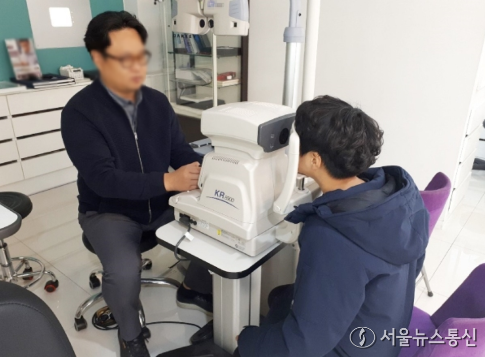 우리 신체 중에서 눈에도 중풍이 발생할 수 있어 각별한 주의가 필요하다. (시력검사. 안경점) / 사진 = 서울뉴스통신 DB