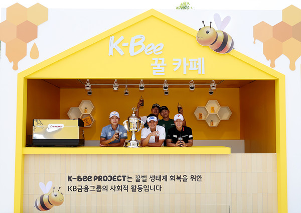 K-Bee 꿀 카페에서 포즈를 취하고 있는 선수들 /KPGA