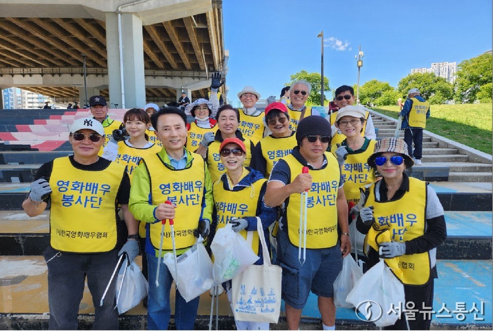 이번 봉사 활동에는 한국영화배우협회 이갑성 이사장을 비롯하여 독고영재, 김보연, 조상구, 김보성 등 협회 소속 회원 150여명과 협찬사 임직원, 관계자 등 180여명의 인원이 참여했다. (2024.05.28) / 사진 = 한국영화배우협회 제공