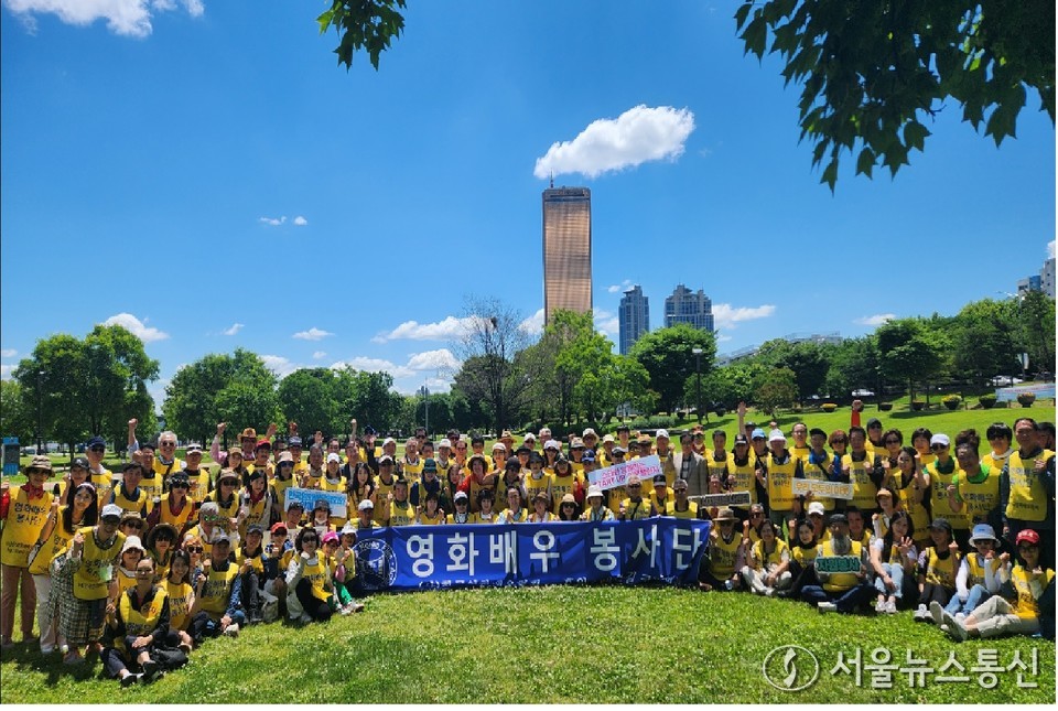 이번 봉사 활동에는 한국영화배우협회 이갑성 이사장을 비롯하여 독고영재, 김보연, 조상구, 김보성 등 협회 소속 회원 150여명과 협찬사 임직원, 관계자 등 180여명의 인원이 참여했다. (2024.05.28) / 사진 = 한국영화배우협회 제공