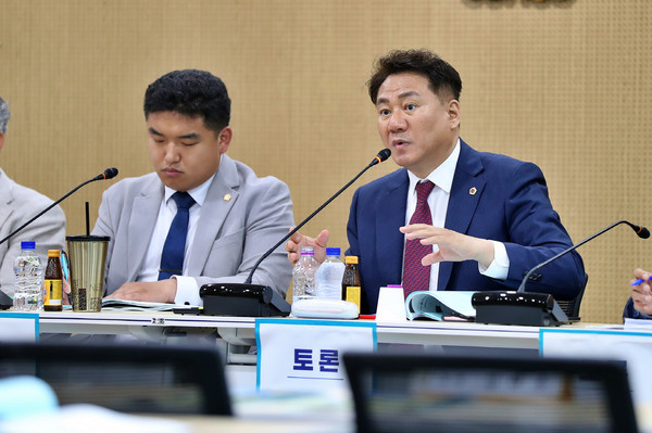 경기도의회 건설교통위원회 오준환 의원(국민의힘, 고양9)은 지난 28일, ‘의왕시 마을버스 운수종사자 처우개선 정책토론회’에 토론자로 참석했다. [사진=경기도의회]